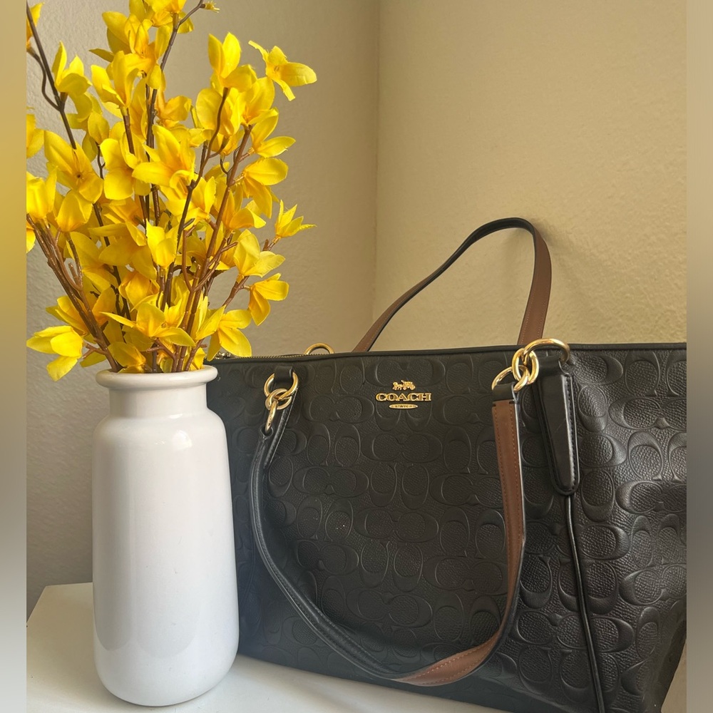 Beautiful Semi New Coach purse.